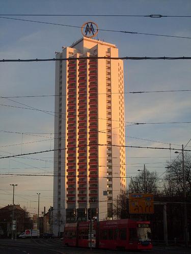 Hochhaus am Bahnhof Messe Stadt