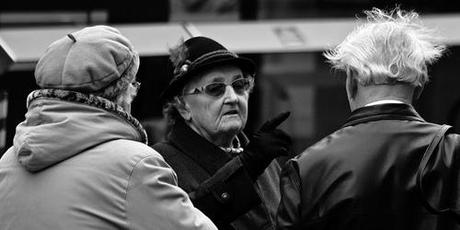 Alte Frau, alter Mann Im Alter hat man sich Einiges zu sagen.