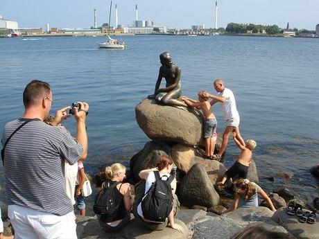 Meerjungfrau Kopenhagen Diese Dame muß nicht nur Fotografen ertragen. Dieser Tage sind in der Stadt an der Ostsee unzählige wortgewaltige Klimaschützer aus aller Herren Länder unterwegs