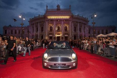 mini-life-ball-wiener-rathaus-red-carpet-kenneth-cole