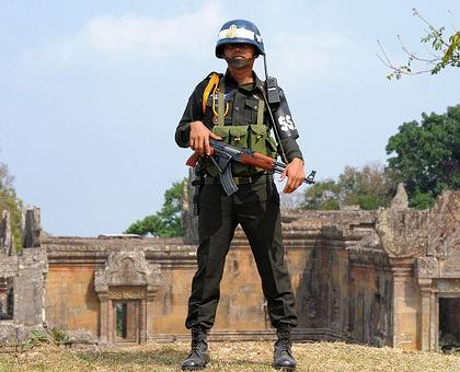 Kambodschanischer Soldat Starke Kampfhandlungen zwischen Kambodscha und Thailand am Preah Vihear Tempel