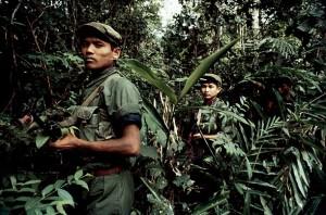 khmer rouge soldat im dschungel 300x198 Kambodscha gestern und heute