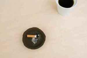 Kaffee, Zigarren und Aschenbecher aus Kaffee-Satz
