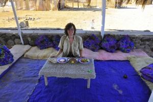 Essen am Sinai: Fladenbrot, Tomaten mit Frischkäse, Foul und Israelo-Arabischen Salat