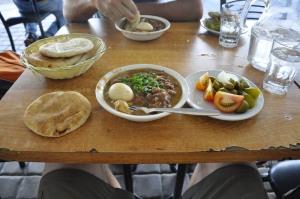Essen in Beer Shewa: Fladenbrot, Humus mit Foul und Ei, sowie Gemüse