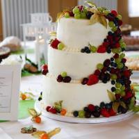 Hochzeitstorte mit Früchten ohne Fondant