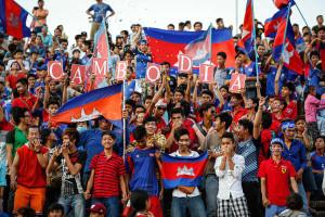 Fußball-Fans beim Länderspiel Kambodscha gegen Singapur in Phnom Penh.