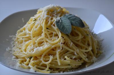 Spaghetti mit Butter, Salbei und Parmesan
