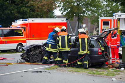 Autounfall Gebenbach - Junge Frau gerät auf die Gegenfahrbahn und kollidiert mit Lkw(Symbolbild)@de.fotolia.com