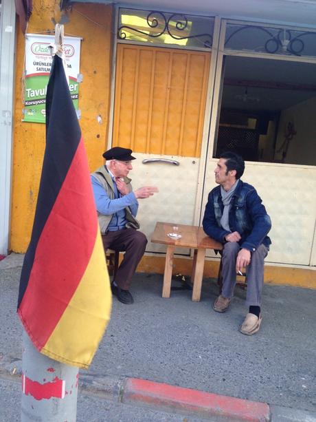 Zwei Deutschländer im Gespräch. Sie unterhalten sich in türkisch.