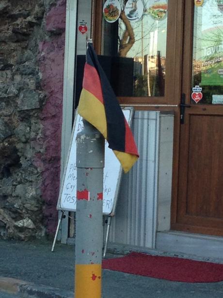 Die deutsche und türkischen Fahnen signalisieren, dass hier ein Deutsch-Türke lebt.