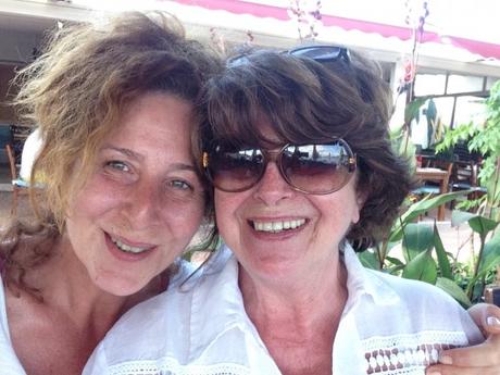 Meine strahlend schöne italienische Mama Karin (69) und ich sehr glücklich in Bodrum Bitez am Strand.