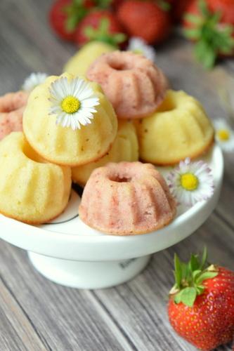 Kuchenglück zum Sommeranfang mit fruchtigen Erdbeer-Zitronen Mini Gugl