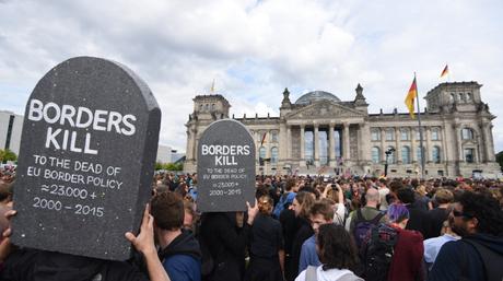 Mit symbolischen Grabsteinen und Kreuzen demonstrierten Tausende