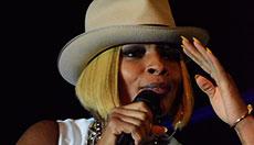 Mary J. Blige verzaubert in weißem Einteiler und mit kräftiger Stimme