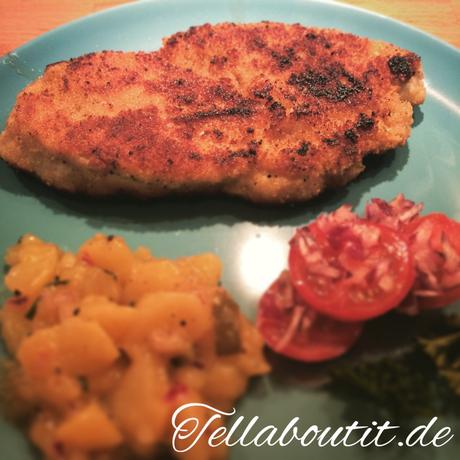 Paniertes Putenschnitzel mit bayerischem Kartoffelsalat mit kartoffelsalat und Tomatensalat