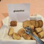 Hotel Weiß in Südtirol – Glutenfrei kann so normal sein Hotel Weiß gf Brot zu den Antipasti auf einem separaten Tisch