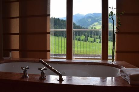 07_Badewanne-mit-Panorama-Penthouse-Suite-Kempinski-Hotel-Das-Tirol-Kitzbuehel