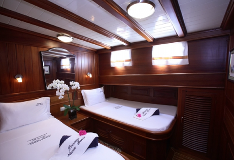 Wer lieber getrennt schläft, darf sich freuen: auf der Princess Nazan Deniz gibt es Doppelkabinen mit getrennten Betten mit eigenem Duschbad.