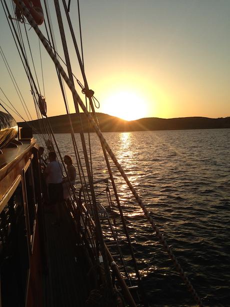 Die Sonne geht unter und wir laufen in Bodrums Marina Hafen wieder ein. Viel zu schnell verging der Tag.