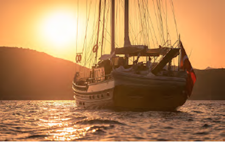 Das prachtvolle Segelschiff hat 6 Kajüten mit je einem Bad und Platz für 12 Personen.