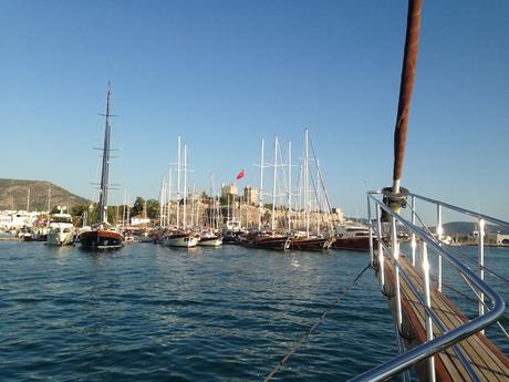 Wir stechen in See. Hinter uns die St. Petersburg in Bodrum, die direkt am Marina Hafen grenzt.