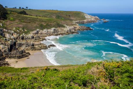 Versteckte Bucht an der Küste von Cap-Sizun in der Bretagne