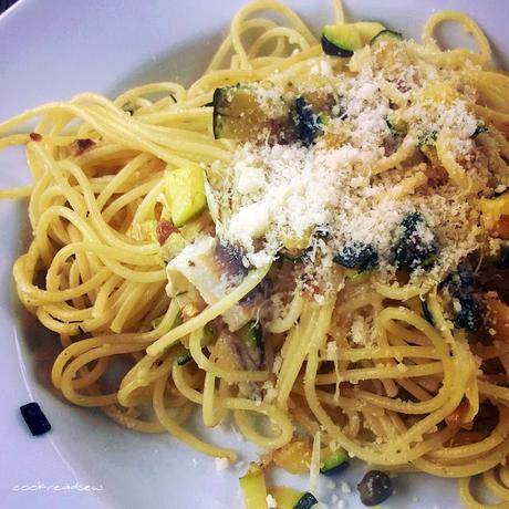 Spaghetti mit Zucchini, Kapern und Sardellenfilets
