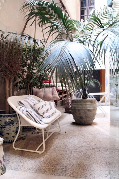 Outdoor Living im Bondian auf Mallorca mit Rattan Sofa und großen Palmen