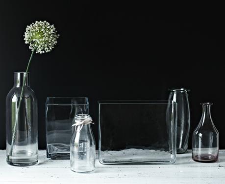 Bunt ist die Welt ... Vasen - Blog & Fotografie by it's me! - Sammlung von Glasvasen auf weißem Shabbytisch
