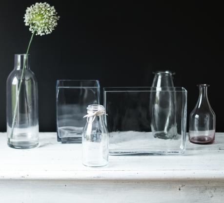 Bunt ist die Welt ... Vasen - Blog & Fotografie by it's me! - Sammlung von Glasvasen vor schwarzem Hintergrund