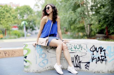 ripped denim skirt denim pencil skirt urban outfitters cobalt strappy top white reebok classics streetstyle outfit fashionblogger berlin