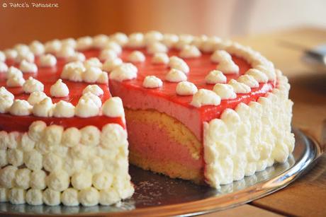 Erdbeer-Buttermilch-Torte mit Fruchtspiegel [Zur Gast in der Glücksbäckerei]