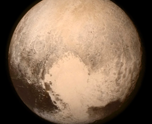 Pluto mit Herz