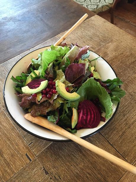 Savoury Wednesday: Gemischter Salat mit Johannisbeeren, roter Bete, Avocado und Ziegenkäse