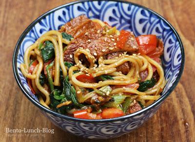 Rezept: Gebratene Nudeln mit Inari, Spinat und Tomaten-Erdnuss-Soße