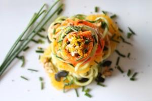 Gemüsespaghetti-Salat mit Orangen
