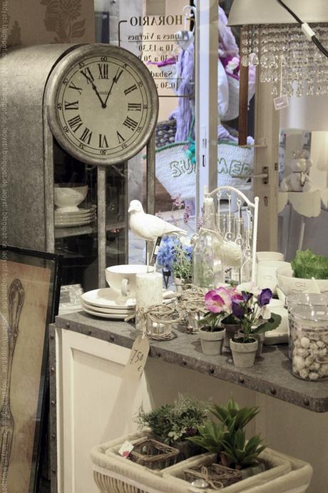 Blick auf eine Kommode mit Wohnaccessoires und einer Standuhr im Hintergrund im Geschäft Domvs Artis Palma Interior