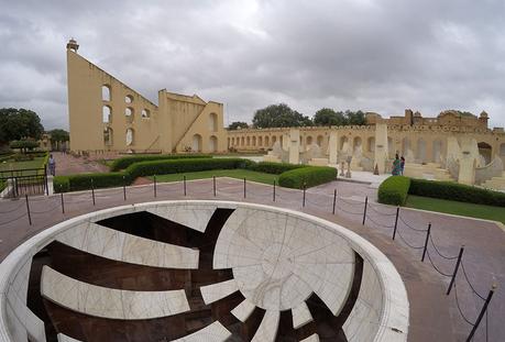 Das Freiluftobservatorium Jantar Mantar mit seinen riesigen Messgeräten