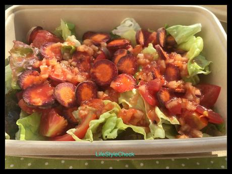 Lokalbestellt - Ein Salat mit Saisonalem Gemüse und Tomate-Zwiebel Dressing 