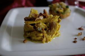 Curry Pulled Chicken an Mango – Gurken – Salat im Reiscracker