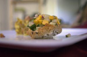 Curry Pulled Chicken an Mango – Gurken – Salat im Reiscracker