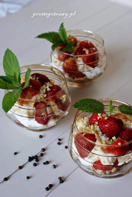 Dessert with strawberries/ Dessert mit Erdbeeren/ Deser z truskawkami
