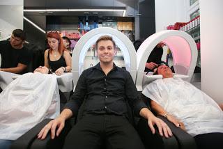 Friseurweltmeister Peter Schaider eröffnet Salon mit Lichttherapie und Massage