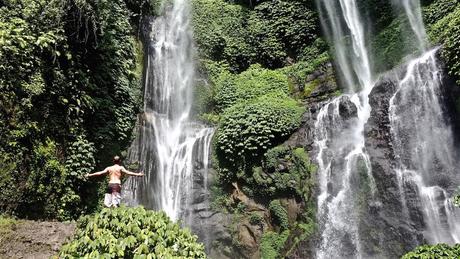 Wasserfall mit Mensch