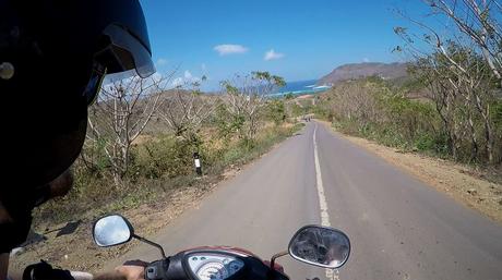 Lass dich dennoch nicht vom Rollerfahren abschrecken! Das Fahren ist auf Lombok sehr einfach und nebenbei kannst du herrliche Aussichten über die Insel genießen.