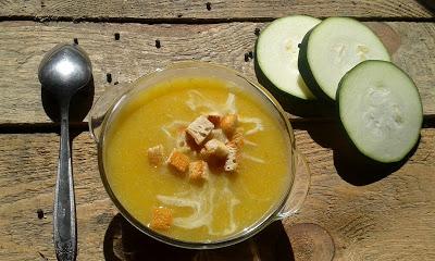 Simple zucchini- courgette soup/ einfache  Zucchinisuppe/  łatwa zupa z cukinii