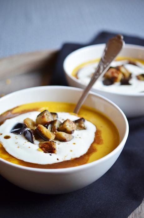 Orientalische Gelbe-Linsen-Suppe mit Joghurt-Aberginen-Topping und Gewürzöl