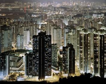 Aargauer Kunsthaus: Nachtbilder (Foto: Georg Aerni, Tsz Wan Shan, aus der Serie «TV Time», Hongkong, 2000)