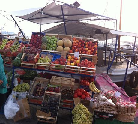 Früchte Boot - Mit Ausnahme der Bananen und Ananas stammt alles Angebotene von der Peloponnes, also aus Griechenland